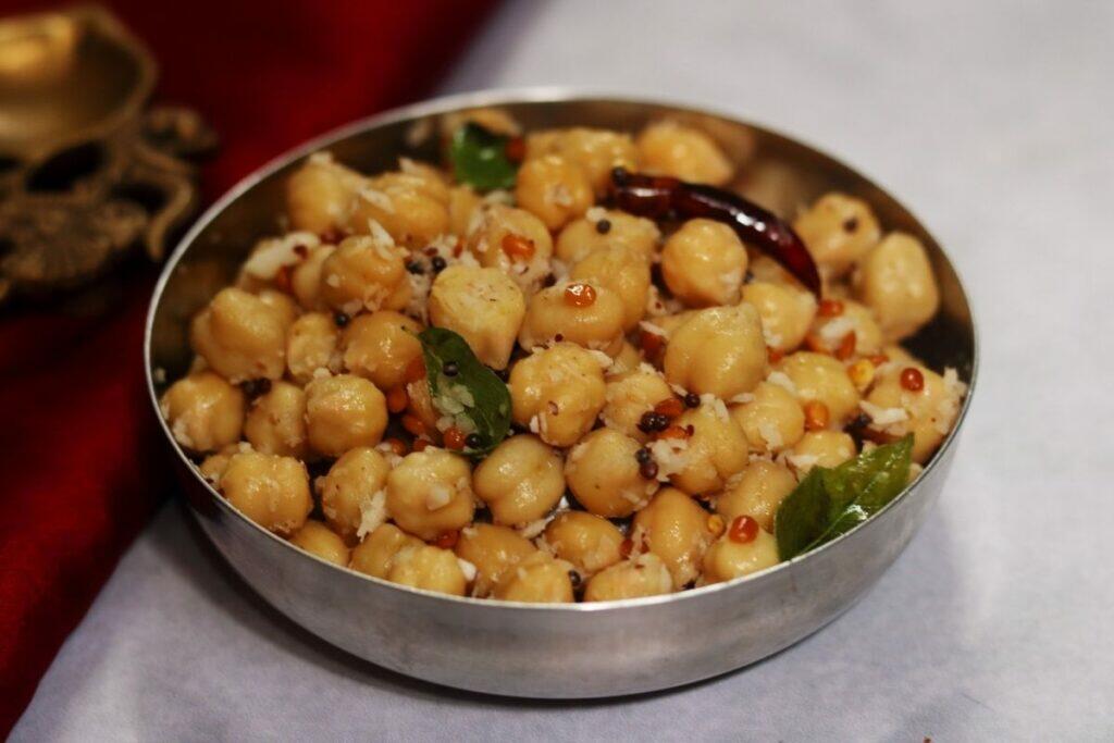 A bowl of boiled and tempered chole flavoured with coconut called Kondakadalai Sundal or Guggillu