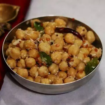 A bowl of Kondakadalai Sundal, boiled and tempered chickpeas flavoured with grated coconut, that is called Guggillu in Andhra. l