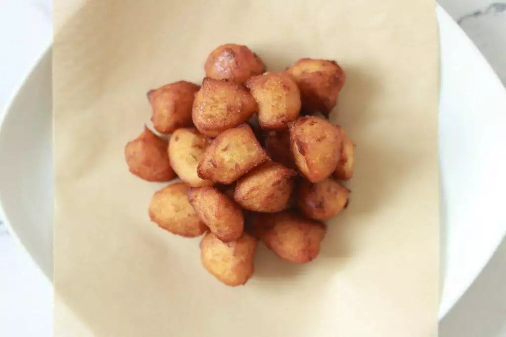 Challa Punugulu or Chitti Boorelu, a popular Andhra snack that is crisp on the outside and spongy soft on the inside.