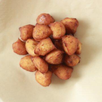 Challa Punugulu or Chitti Boorelu, a popular Andhra snack that is crisp on the outside and spongy soft on the inside.