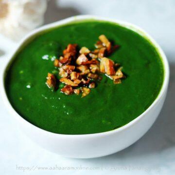 Lasooni Palak: A spinach Gravy with loads of fried garlic