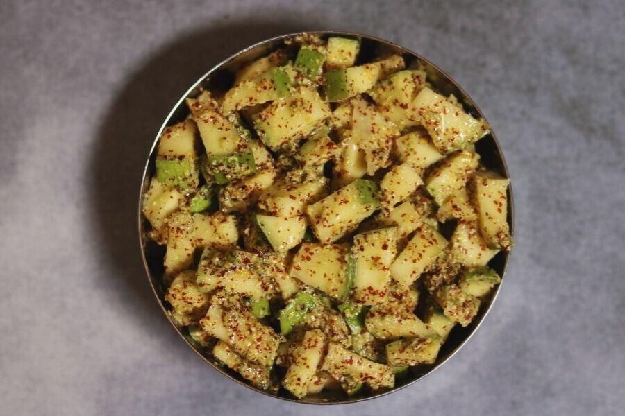 Ava Baddalu: An Instant Mango Pickle made with raw mango pieces and a paste of mustard seeds, green chillies and sesame oil. 