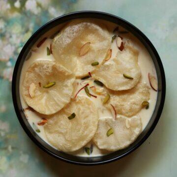 Halu Holige, puris soaked in flavoured milk, is similar to Dudh Puri and Paal Poli..