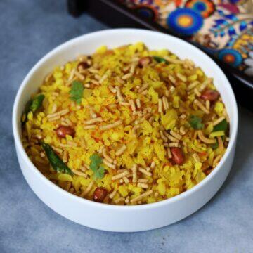 Indori Poha or Steamed Poha from Indore is a vegan, gluten-free, light-on-the-stomach breakfast