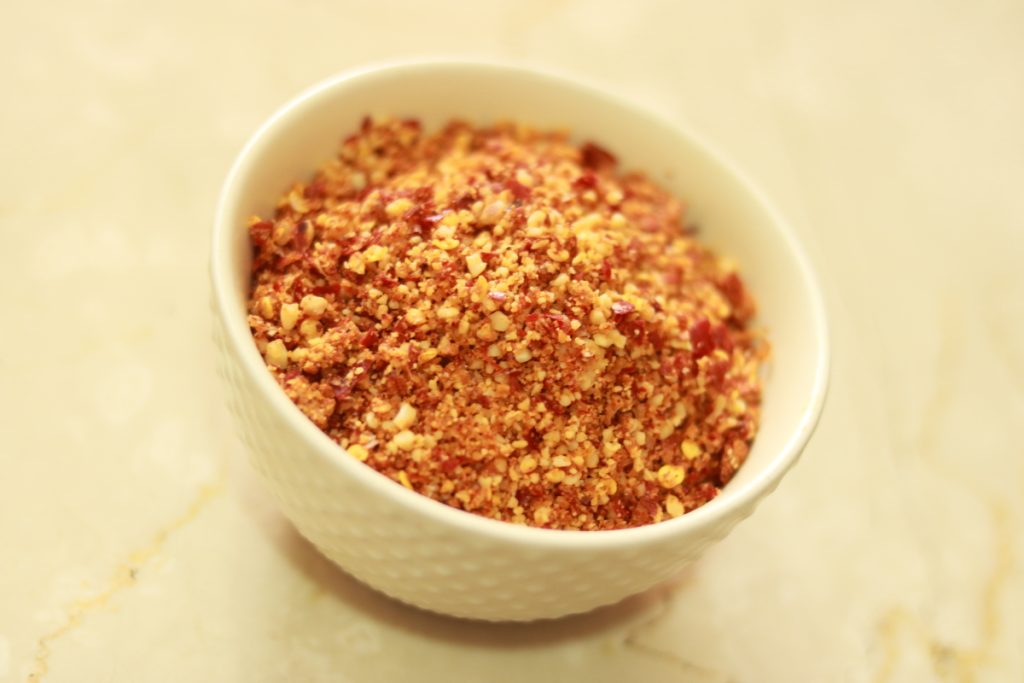 Palli Karam Podi: A coarsely ground roasted peanut, garlic, and dried red chilli powder. Also called Verkadalai Podi in Tamil. 