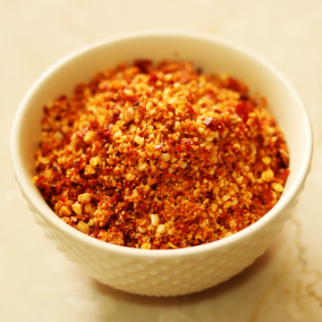 Palli Karam Podi is the spicy, garlicky roasted peanut powder from Andhra. It is called Verkadalai Podi in Tamil Nadu.