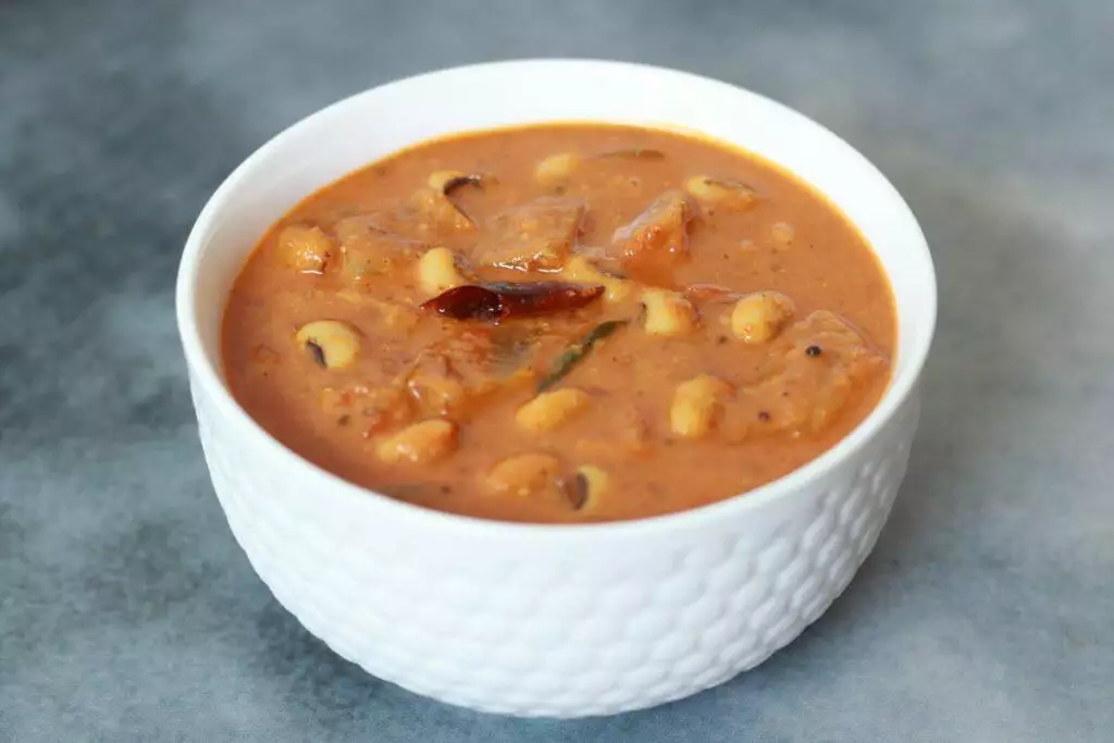 Nalagri Huli, a sambar with Cow Peas (Black-eyed Peas/Alasande) & Ash Gourd (Kumbalakayi) from the Hebbar Iyengar community.