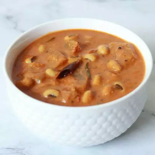 Nalagri Sambar (nalagri Huli) made with black-eyed peas and ash gourd.