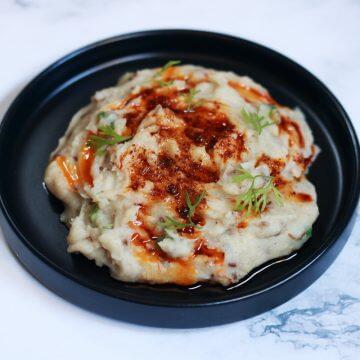 Jowar Khichu or Jowar No Khato Lot is a delicious, warm, and spicy Gujarati breakfast perfect for winters.