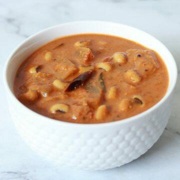 Nalagri Sambar (nalagri Huli) made with black-eyed peas and ash gourd.