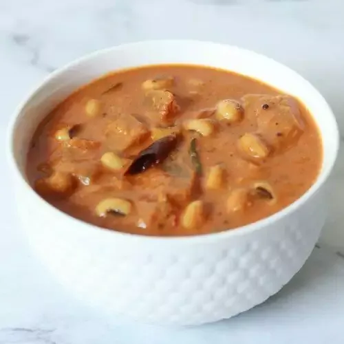Nalagri Sambar (nalagri Huli) made with black-eyed peas and ash gourd.